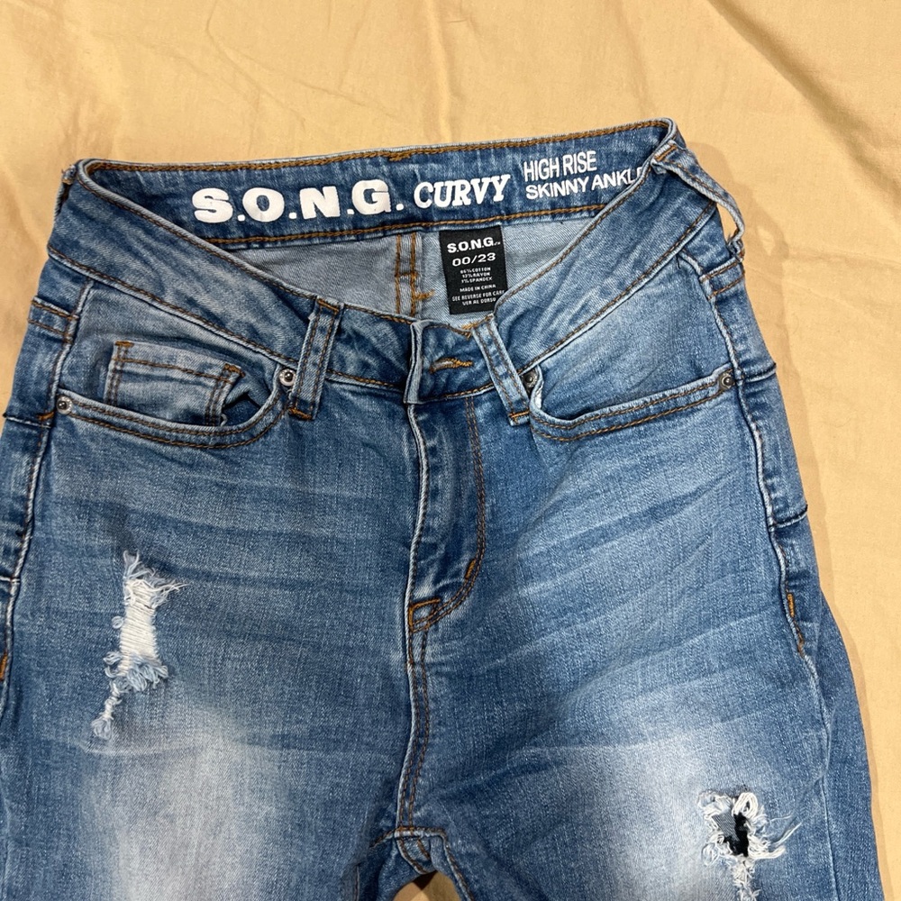 Trendy Distressed Blue Jeans - Picture 4 of 4
